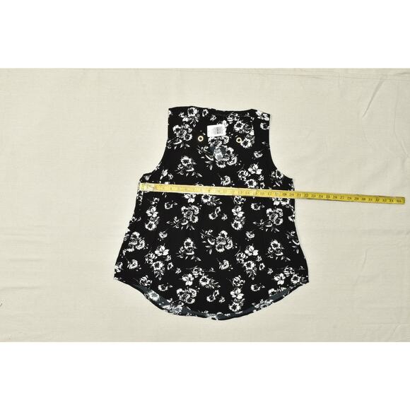Torrid Black Floral V-Neck Tank Top Plus Size 0 (L) Rayon Blouse Black NEW - Picture 3 of 8